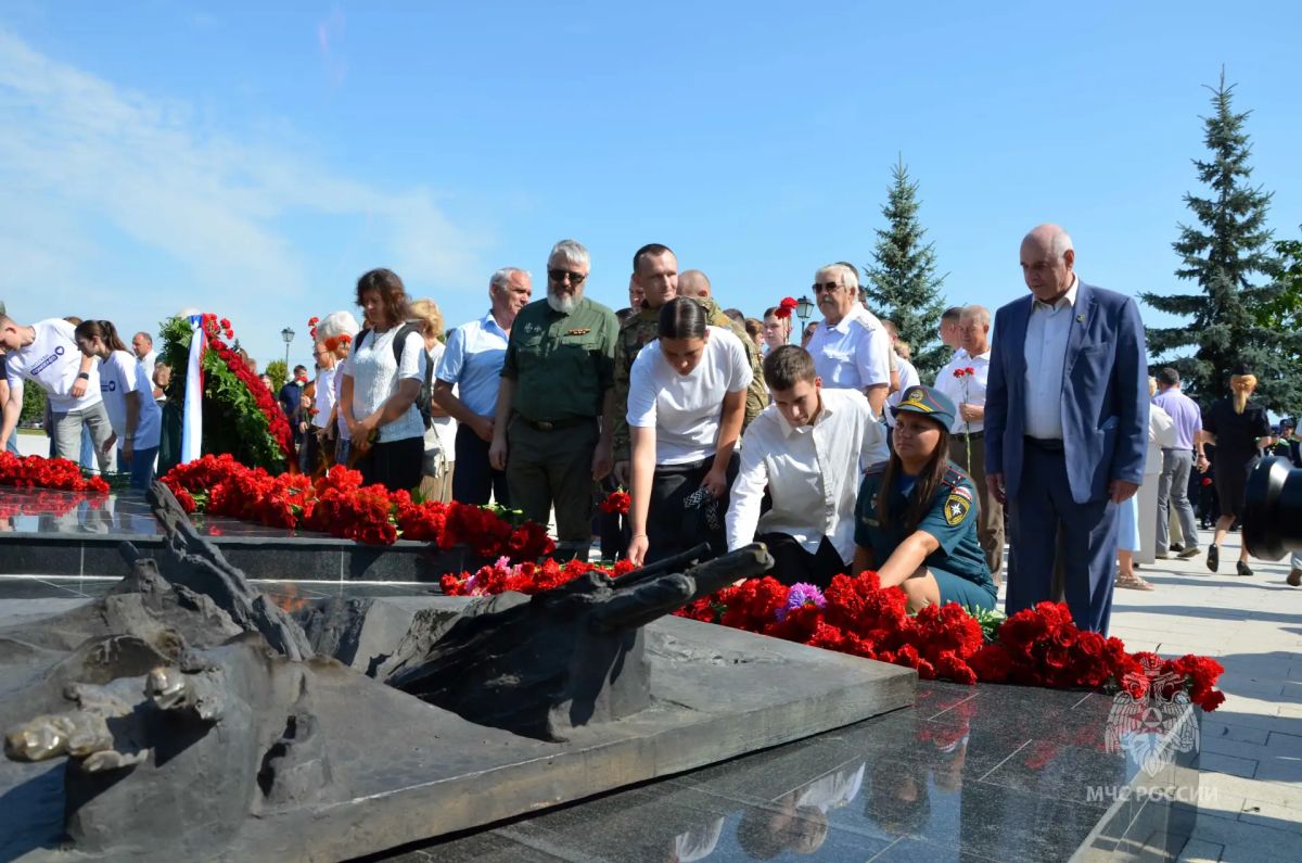 Курские спасатели почтили память героев Курской битвы Курские спасатели почтили память героев Курской битвы