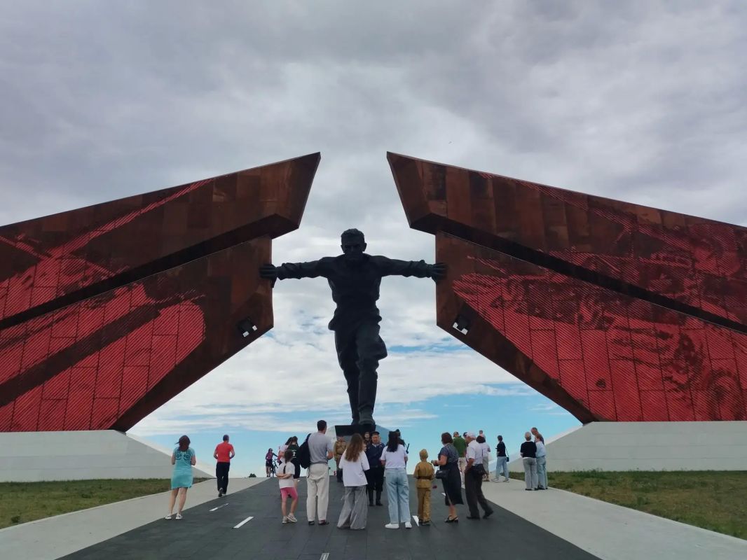 На мемориальном комплексе «Курская битва» в Понырях прошл концерт На мемориальном комплексе «Курская битва» в Понырях прошл концерт