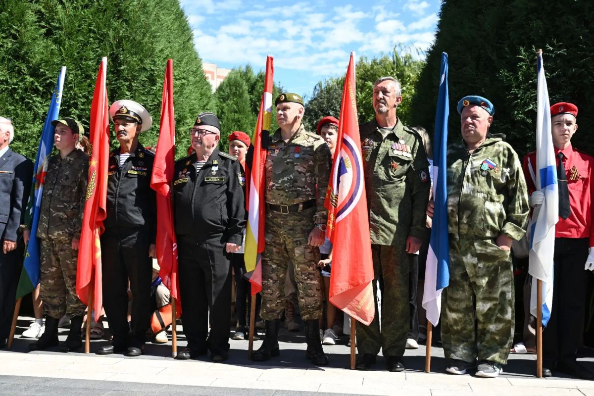 В сквере Воинской славы Железногорска зажгли Вечный огонь В сквере Воинской славы Железногорска зажгли Вечный огонь