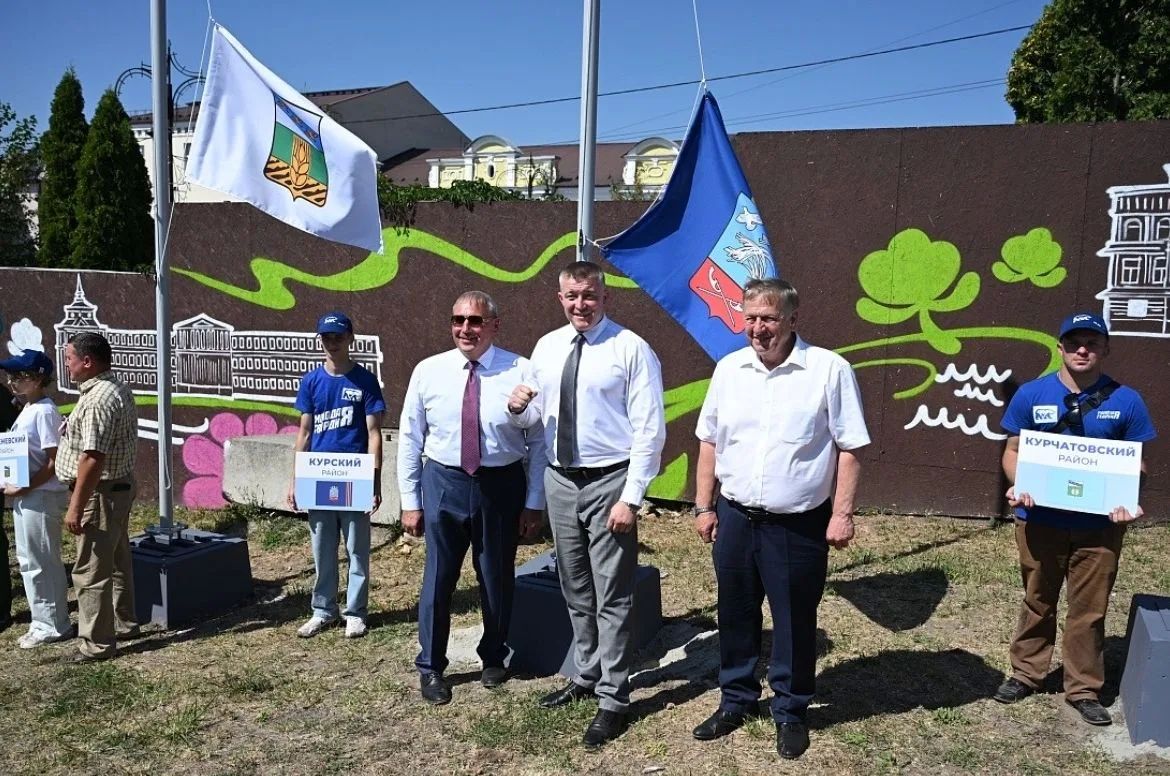 На Полугоре в Курске открыли аллею из 33 флагов На Полугоре в Курске открыли аллею из 33 флагов