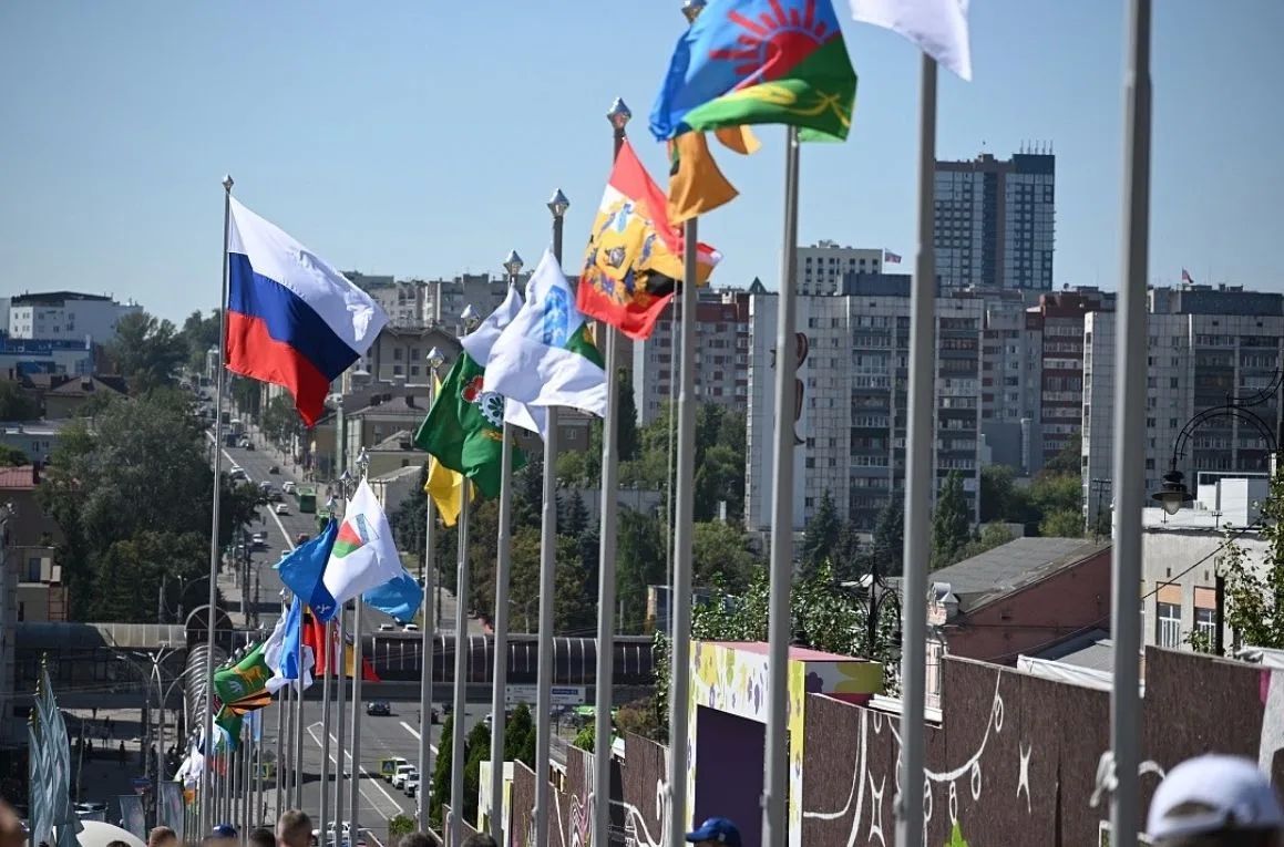 На Полугоре в Курске открыли аллею из 33 флагов На Полугоре в Курске открыли аллею из 33 флагов