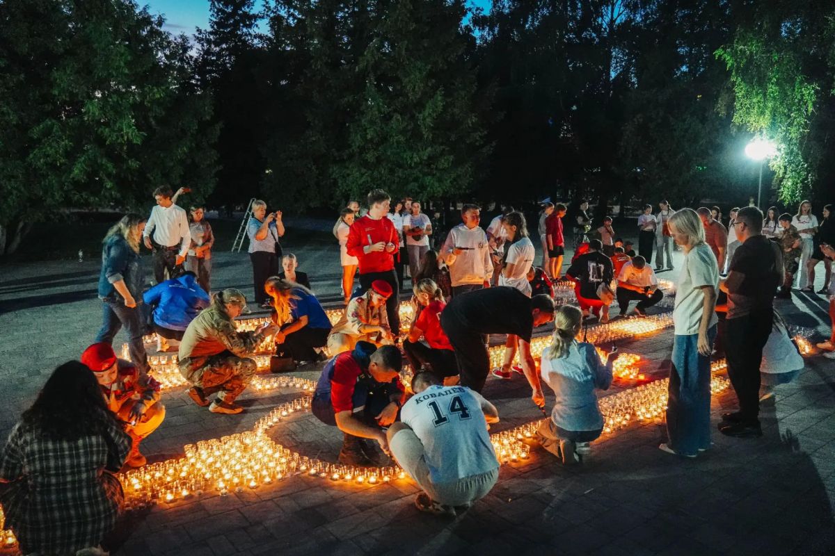 В Курске в парке имени Рокоссовского состоялась патриотическая акция «Огненные картины», приуроченная к 83-й годовщине Победы в Курской битве В Курске в парке имени Рокоссовского состоялась патриотическая акция «Огненные картины», приуроченная к 83-й годовщине Победы в Курской битве