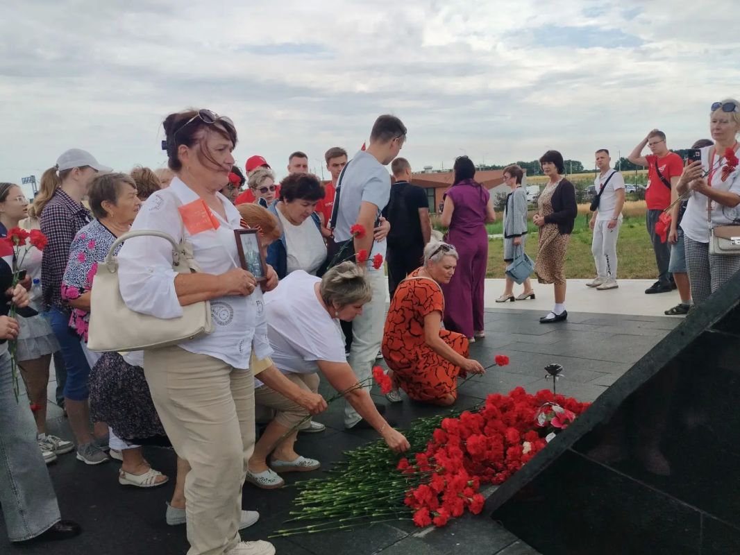 На мемориальном комплексе «Курская битва» в Понырях прошл концерт На мемориальном комплексе «Курская битва» в Понырях прошл концерт
