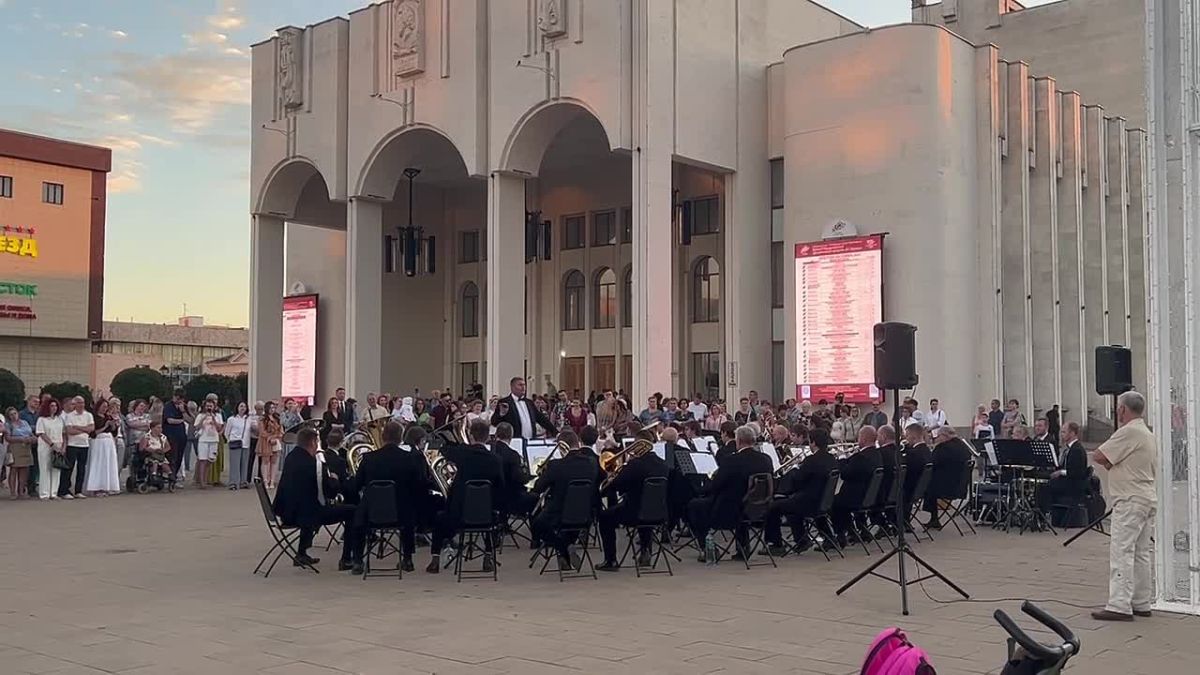 Завершаем день на торжественной и лирической ноте Сегодня на Театральной площади прошёл благотворительный концерт с участием Оркестра духовых инструментов Ильи Кальмана. Мероприятие приурочено к 83-й годовщине Победы в...