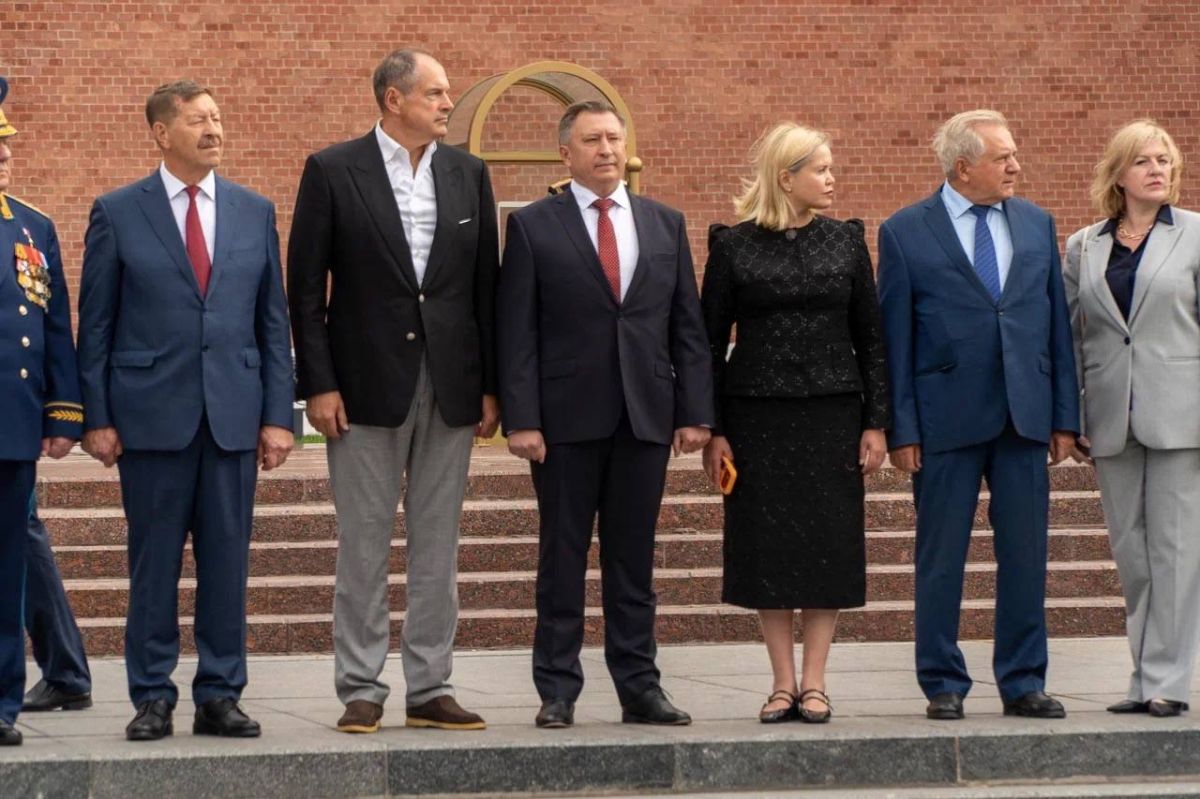 Екатерина Харченко: Сегодня в Москве у Кремлёвской стены прошла торжественная церемония возложения цветов, посвящённая 83-й годовщине Победы в Курской битве Екатерина Харченко: Сегодня в Москве у Кремлёвской стены прошла торжественная церемония возложения цветов, посвящённая 83-й годовщине Победы в Курской битве