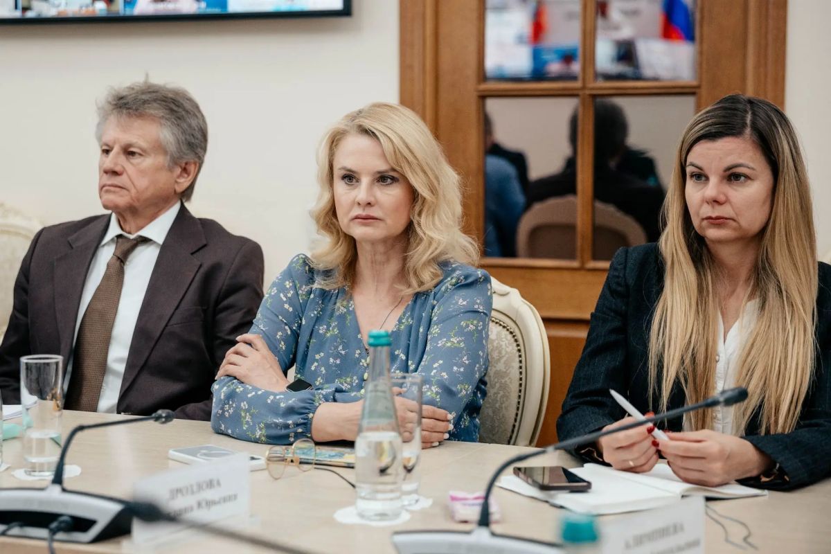 Традиционно утро понедельника началось с заседания Правительства Курской области под руководством Губернатора Курской области Александра Евсеевича Хинштейна Традиционно утро понедельника началось с заседания Правительства Курской области под руководством Губернатора Курской области Александра Евсеевича Хинштейна