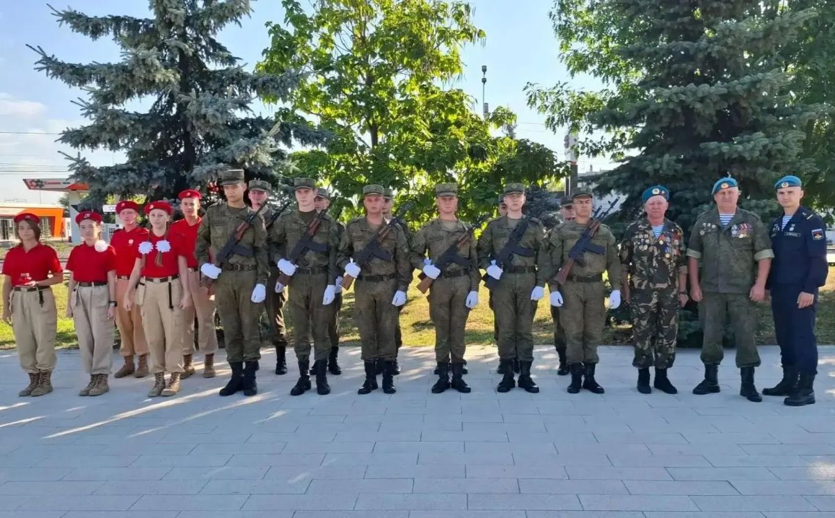 23 августа 1943 года в результате Курской оборонительной, Орловской и Белгородско-Харьковской наступательных стратегических операций советских войск, победоносно, полным разгромом немецко-фашистских захватчиков завершилась... 23 августа 1943 года в результате Курской оборонительной, Орловской и Белгородско-Харьковской наступательных стратегических операций советских войск, победоносно, полным разгромом немецко-фашистских захватчиков завершилась...