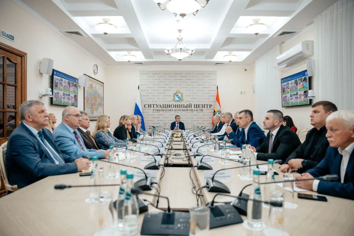 Традиционно утро понедельника началось с заседания Правительства Курской области под руководством Губернатора Курской области Александра Евсеевича Хинштейна