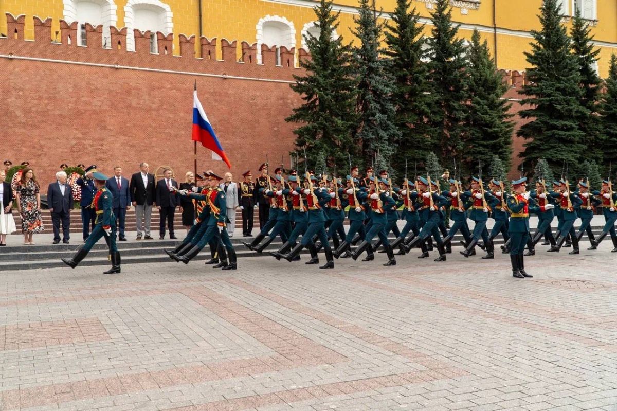 Екатерина Харченко: Сегодня в Москве у Кремлёвской стены прошла торжественная церемония возложения цветов, посвящённая 83-й годовщине Победы в Курской битве Екатерина Харченко: Сегодня в Москве у Кремлёвской стены прошла торжественная церемония возложения цветов, посвящённая 83-й годовщине Победы в Курской битве