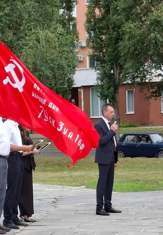 23 августа 1943 года в результате Курской оборонительной, Орловской и Белгородско-Харьковской наступательных стратегических операций советских войск, победоносно, полным разгромом немецко-фашистских захватчиков завершилась... 23 августа 1943 года в результате Курской оборонительной, Орловской и Белгородско-Харьковской наступательных стратегических операций советских войск, победоносно, полным разгромом немецко-фашистских захватчиков завершилась...