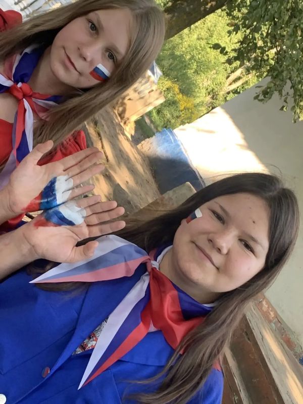 22 АВГУСТА в Ржавском СДК мы вспомнили, что за тремя цветами - белым, синим и красным - стоят не просто символы, а общая история, традиции и наше единство 22 АВГУСТА в Ржавском СДК мы вспомнили, что за тремя цветами - белым, синим и красным - стоят не просто символы, а общая история, традиции и наше единство
