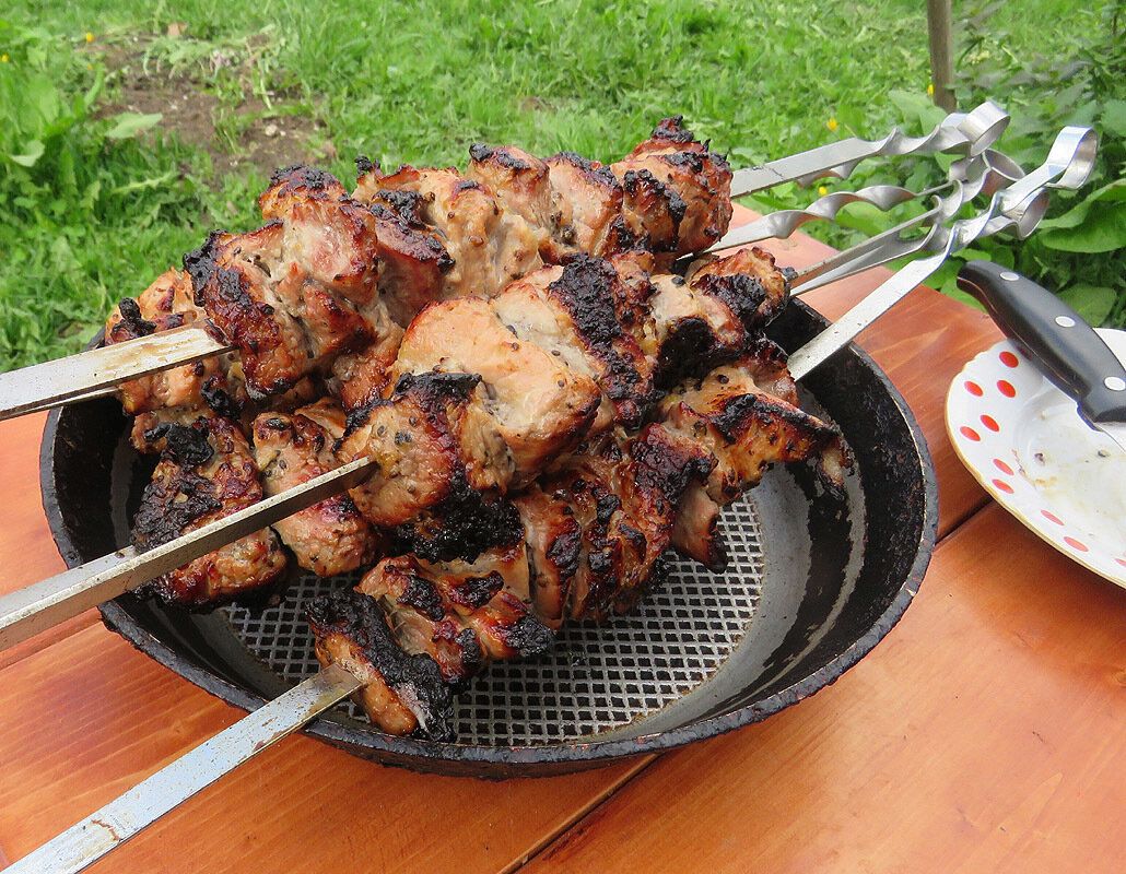 Шашлык по-новому: как киви делает мясо нежнее и сочнее
