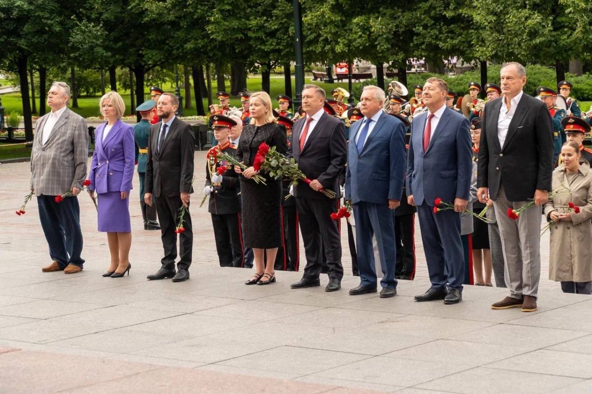Екатерина Харченко: Сегодня в Москве у Кремлёвской стены прошла торжественная церемония возложения цветов, посвящённая 83-й годовщине Победы в Курской битве Екатерина Харченко: Сегодня в Москве у Кремлёвской стены прошла торжественная церемония возложения цветов, посвящённая 83-й годовщине Победы в Курской битве