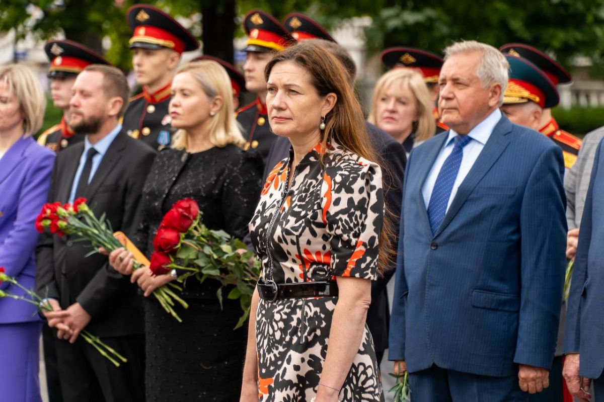 Екатерина Харченко: Сегодня в Москве у Кремлёвской стены прошла торжественная церемония возложения цветов, посвящённая 83-й годовщине Победы в Курской битве Екатерина Харченко: Сегодня в Москве у Кремлёвской стены прошла торжественная церемония возложения цветов, посвящённая 83-й годовщине Победы в Курской битве
