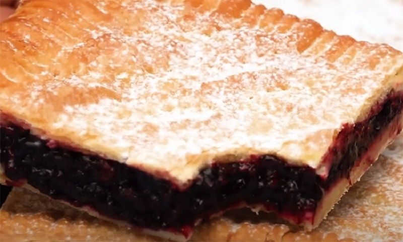 Пирог за полчаса: простота, вкус и аромат корицы с ягодами