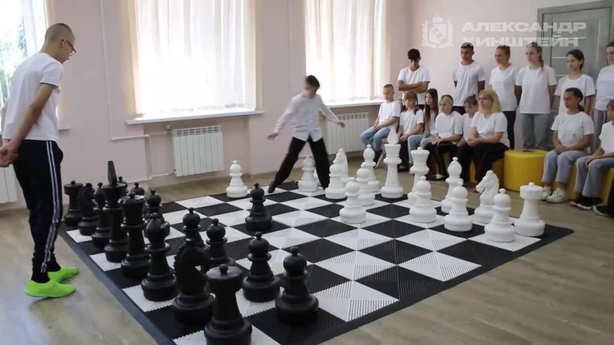 Александр Хинштейн подарил шахматы детям в Понырях