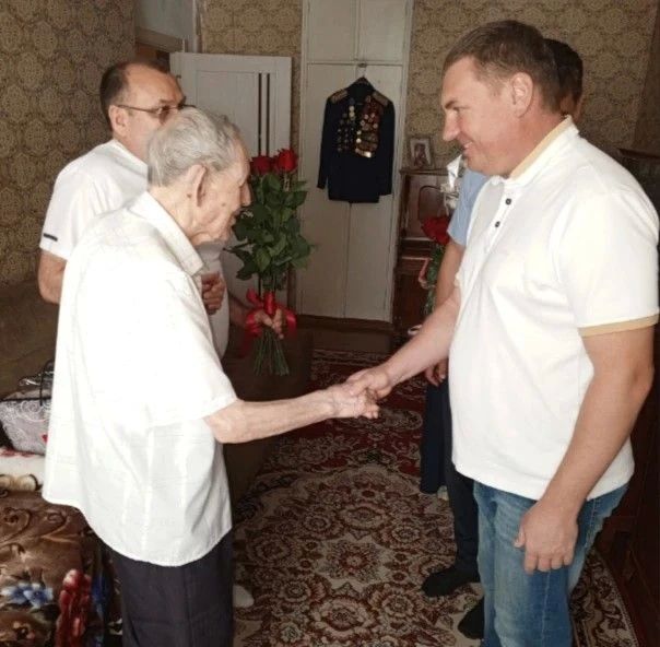 Партийцы навестили участника Курской битвы Партийцы навестили участника Курской битвы