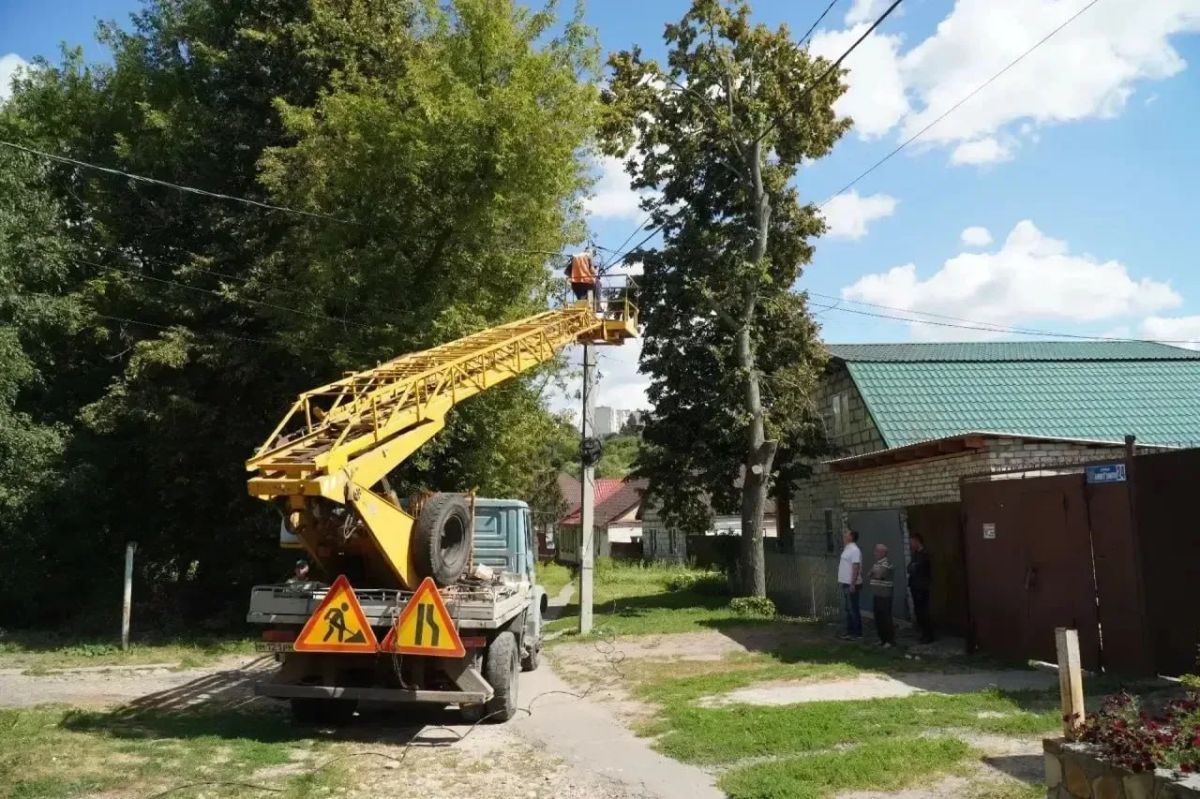 На чётной стороне улицы Бойцов 9-й Дивизии впервые за 20 лет появилось уличное освещение На чётной стороне улицы Бойцов 9-й Дивизии впервые за 20 лет появилось уличное освещение