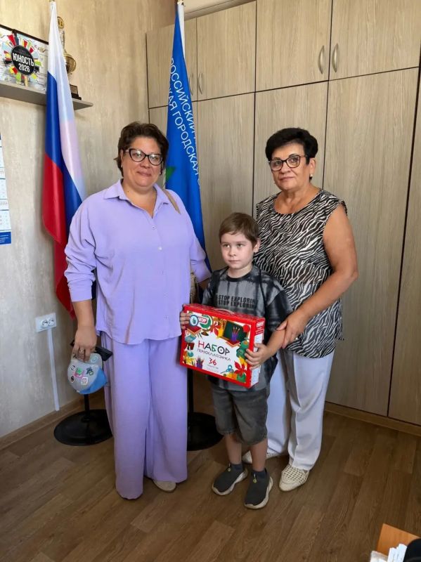 Детям-первоклассникам членов Профсоюза выдали наборы с канцелярскими принадлежностями