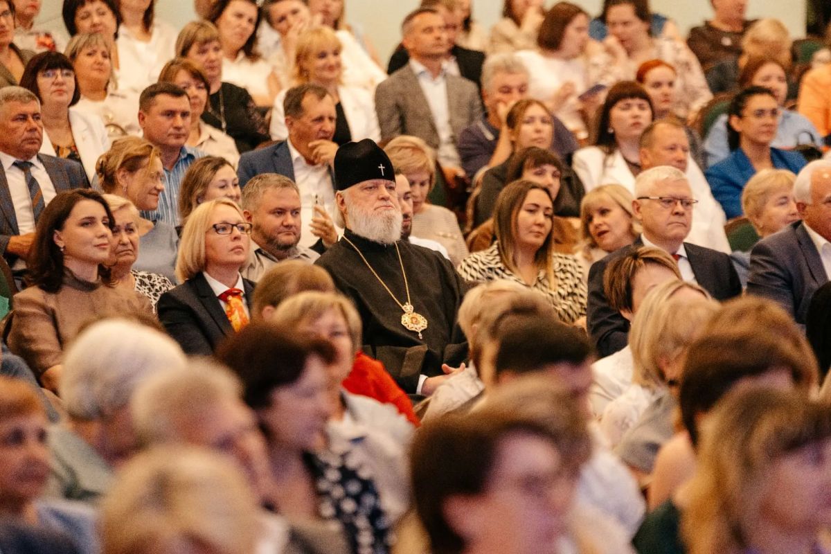 В Курске прошло ежегодное августовское совещание педагогов, на котором обсудили итоги прошедшего учебного года и наметили главные направления деятельности на предстоящий период — от национальных целей до конкретных задач... В Курске прошло ежегодное августовское совещание педагогов, на котором обсудили итоги прошедшего учебного года и наметили главные направления деятельности на предстоящий период — от национальных целей до конкретных задач...