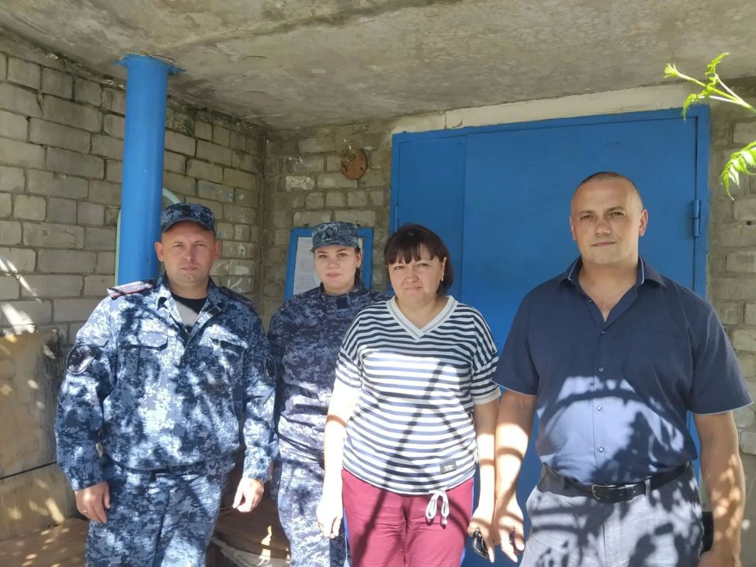 Забота о кадрах: руководство КП-8 посетило молодого сотрудника на дому