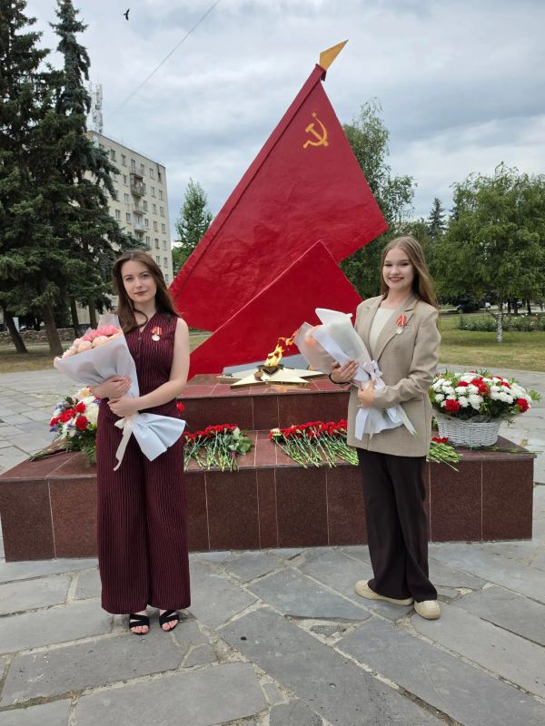 Депутат Курской областной думы, директор Курской АЭС Александр Увакин вручил медали «Защитник Курской области» Депутат Курской областной думы, директор Курской АЭС Александр Увакин вручил медали «Защитник Курской области»