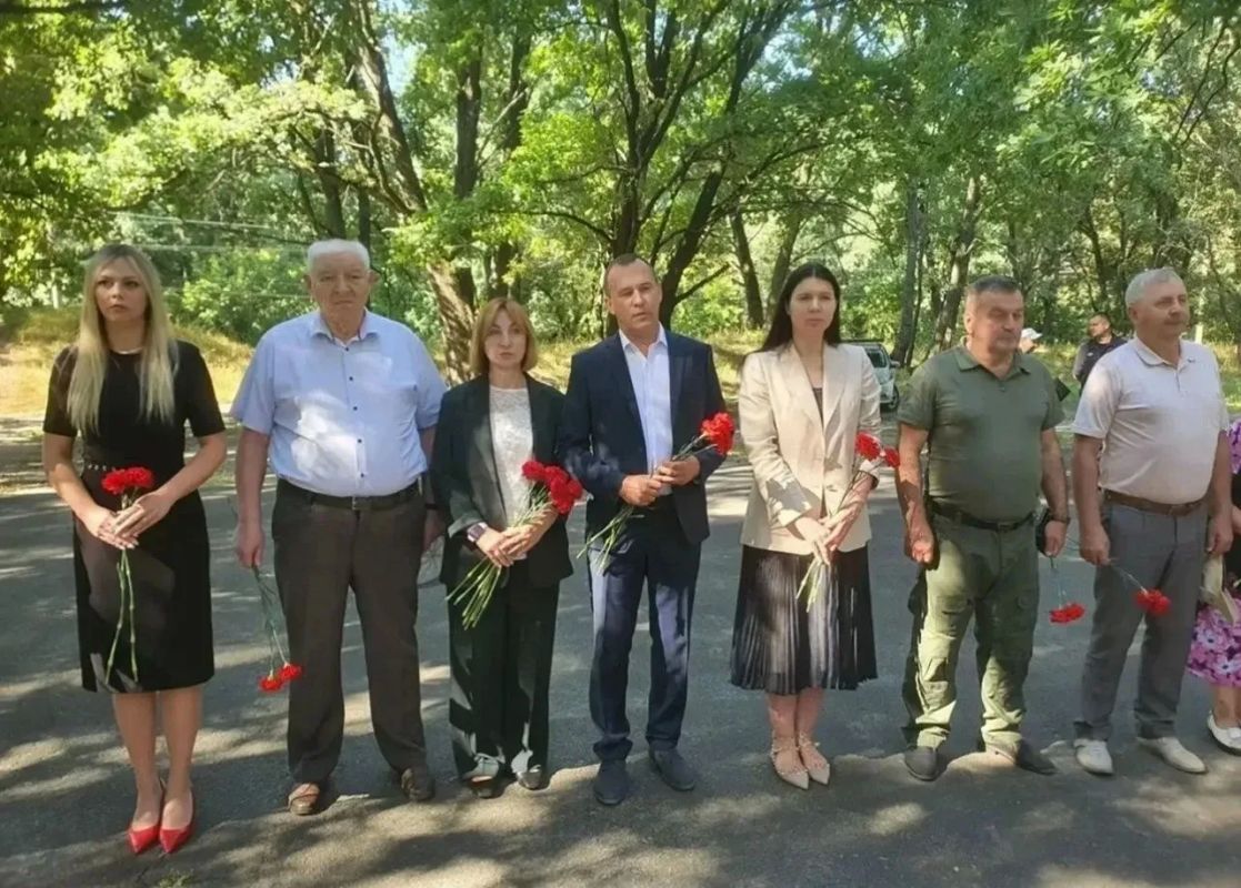 На братской могиле цветы. Куряне возложили цветы к братской могиле воинов-зенитчиков 254 Краснознаменного зенитно-артиллерийского полка на улице Соловьиной На братской могиле цветы. Куряне возложили цветы к братской могиле воинов-зенитчиков 254 Краснознаменного зенитно-артиллерийского полка на улице Соловьиной