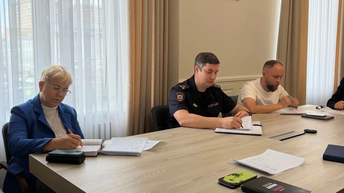 В Доме Советов прошло очередное заседание рабочей группы по дистанционному обследованию жилых домов в приграничье с использованием видеоматериалов Минобороны РФ. В ее состав входят заместитель губернатора Курской области... В Доме Советов прошло очередное заседание рабочей группы по дистанционному обследованию жилых домов в приграничье с использованием видеоматериалов Минобороны РФ. В ее состав входят заместитель губернатора Курской области...