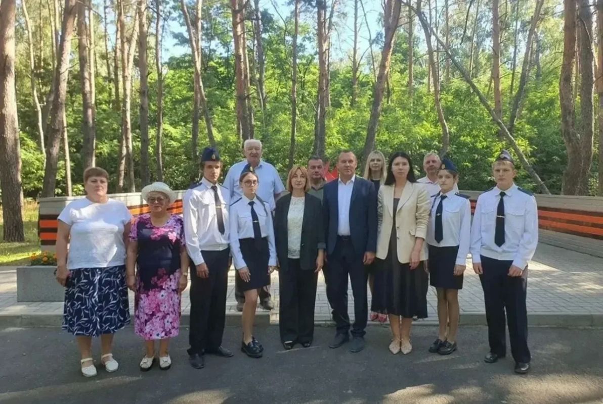 На братской могиле цветы. Куряне возложили цветы к братской могиле воинов-зенитчиков 254 Краснознаменного зенитно-артиллерийского полка на улице Соловьиной