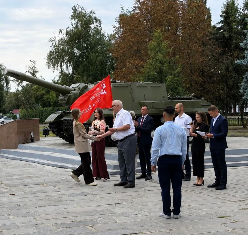 Депутат Курской областной думы, директор Курской АЭС Александр Увакин вручил медали «Защитник Курской области» Депутат Курской областной думы, директор Курской АЭС Александр Увакин вручил медали «Защитник Курской области»