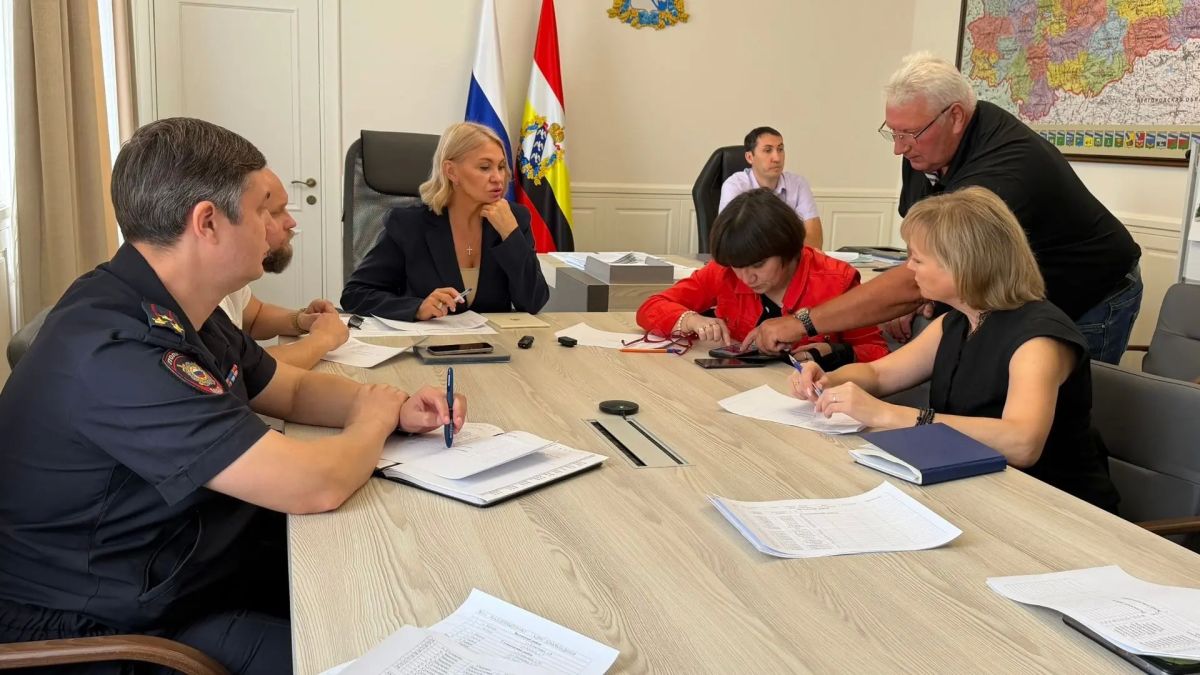 В Доме Советов прошло очередное заседание рабочей группы по дистанционному обследованию жилых домов в приграничье с использованием видеоматериалов Минобороны РФ. В ее состав входят заместитель губернатора Курской области... В Доме Советов прошло очередное заседание рабочей группы по дистанционному обследованию жилых домов в приграничье с использованием видеоматериалов Минобороны РФ. В ее состав входят заместитель губернатора Курской области...
