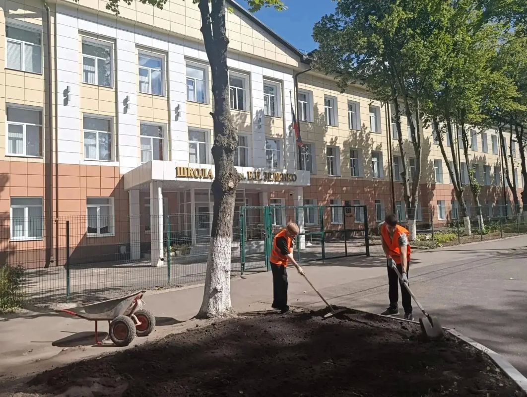 На летних каникулах 170 юных курян работают в трудовых бригадах городских школ На летних каникулах 170 юных курян работают в трудовых бригадах городских школ