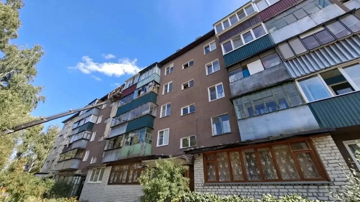 Подрядная организация продолжает капитальный ремонт фасада МКД по адресу: г. Курск, ул. Менделеева, д.63А.Выполнены работы по ремонту межпанельных швов, утеплению и оштукатуриванию торцевых стен.В настоящее время...