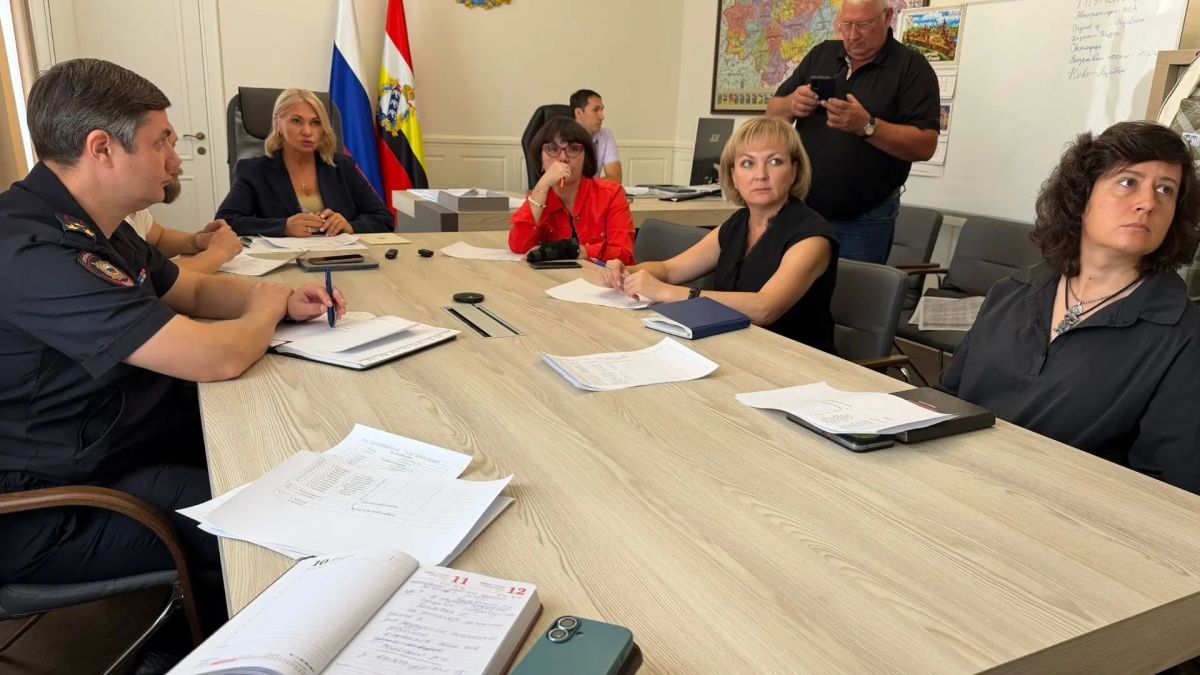 В Доме Советов прошло очередное заседание рабочей группы по дистанционному обследованию жилых домов в приграничье с использованием видеоматериалов Минобороны РФ. В ее состав входят заместитель губернатора Курской области... В Доме Советов прошло очередное заседание рабочей группы по дистанционному обследованию жилых домов в приграничье с использованием видеоматериалов Минобороны РФ. В ее состав входят заместитель губернатора Курской области...