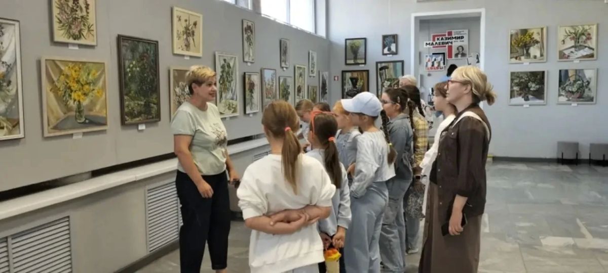 Юные художники Дворца пионеров посетили персональную выставку Веры Мазаевой «Мой мир» Юные художники Дворца пионеров посетили персональную выставку Веры Мазаевой «Мой мир»