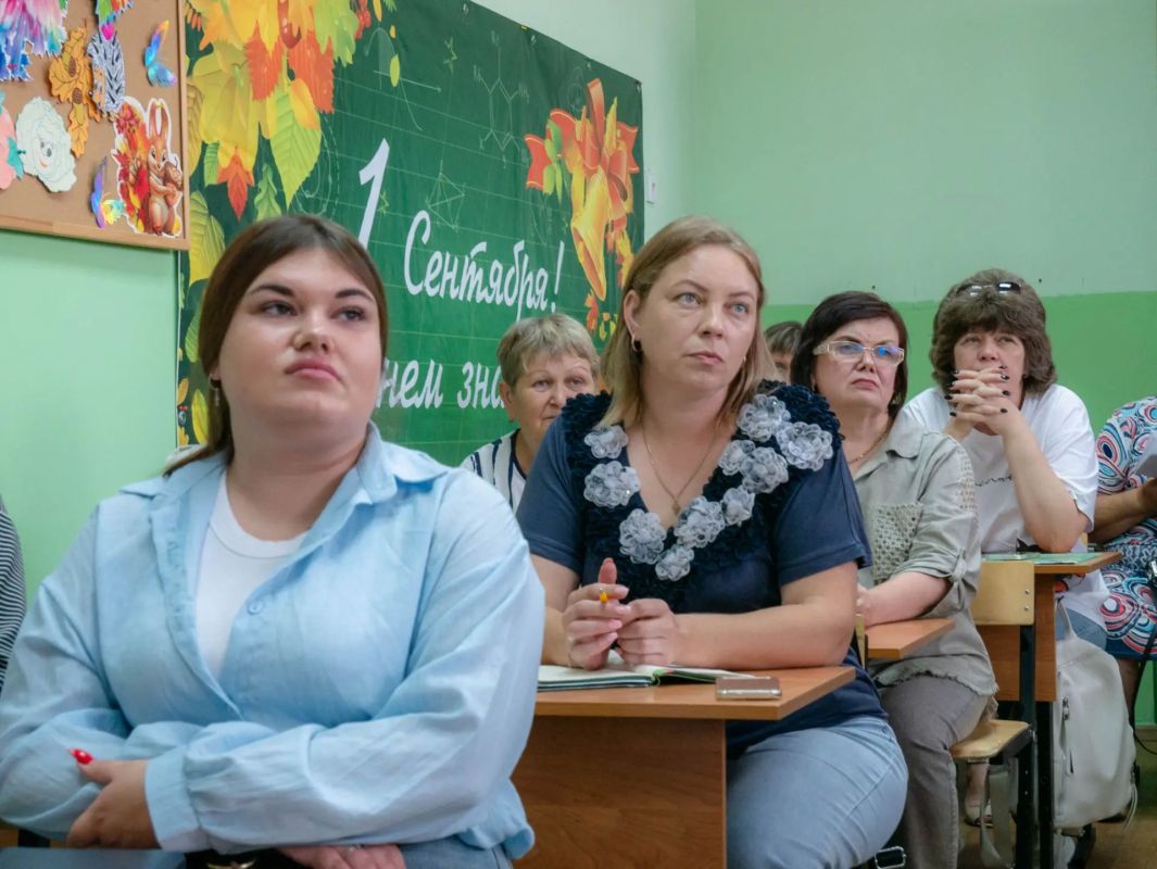 Алексей Клемешов: Сегодня посетил свою родную школу, сейчас она гордо именуется — Муниципальное бюджетное общеобразовательное учреждение «Средняя общеобразовательная школа №2 г. Льгова имени 810 отдельной гвардейской ордена... Алексей Клемешов: Сегодня посетил свою родную школу, сейчас она гордо именуется — Муниципальное бюджетное общеобразовательное учреждение «Средняя общеобразовательная школа №2 г. Льгова имени 810 отдельной гвардейской ордена...