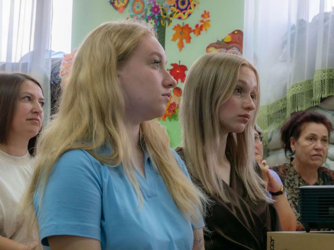 Алексей Клемешов: Сегодня посетил свою родную школу, сейчас она гордо именуется — Муниципальное бюджетное общеобразовательное учреждение «Средняя общеобразовательная школа №2 г. Льгова имени 810 отдельной гвардейской ордена... Алексей Клемешов: Сегодня посетил свою родную школу, сейчас она гордо именуется — Муниципальное бюджетное общеобразовательное учреждение «Средняя общеобразовательная школа №2 г. Льгова имени 810 отдельной гвардейской ордена...