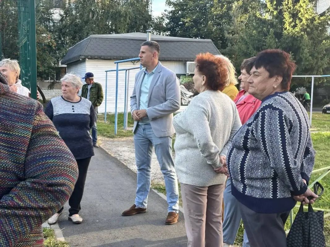 #ВстречиДепутатов. Железногорцы обсудили с партийцем, как улучшить дворы многоэтажек Депутат Курской облдумы Владимир Стефанович встретился в Железногорске с жителями домов 84 и 86 на улице Ленина #ВстречиДепутатов. Железногорцы обсудили с партийцем, как улучшить дворы многоэтажек Депутат Курской облдумы Владимир Стефанович встретился в Железногорске с жителями домов 84 и 86 на улице Ленина