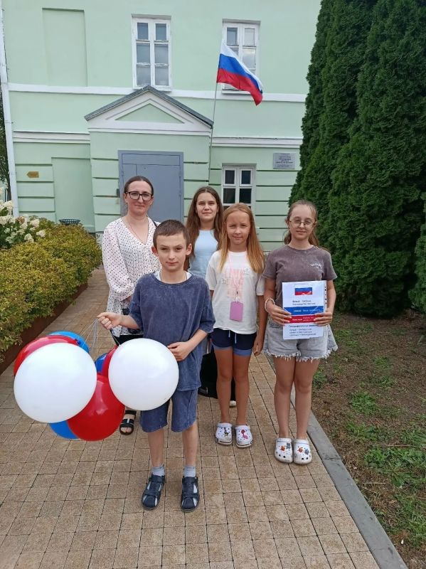 В преддверии Дня Государственного флага Российской Федерации обучающиеся отделения изобразительного искусства и декоративноприкладного творчества Фатежской детской школы искусств провели просветительскую акцию