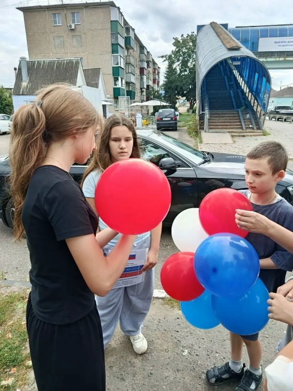 В преддверии Дня Государственного флага Российской Федерации обучающиеся отделения изобразительного искусства и декоративноприкладного творчества Фатежской детской школы искусств провели просветительскую акцию В преддверии Дня Государственного флага Российской Федерации обучающиеся отделения изобразительного искусства и декоративноприкладного творчества Фатежской детской школы искусств провели просветительскую акцию