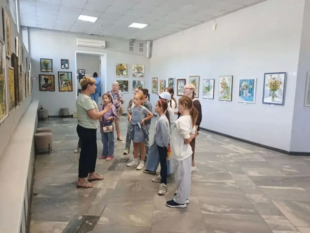 Юные художники Дворца пионеров посетили персональную выставку Веры Мазаевой «Мой мир» Юные художники Дворца пионеров посетили персональную выставку Веры Мазаевой «Мой мир»
