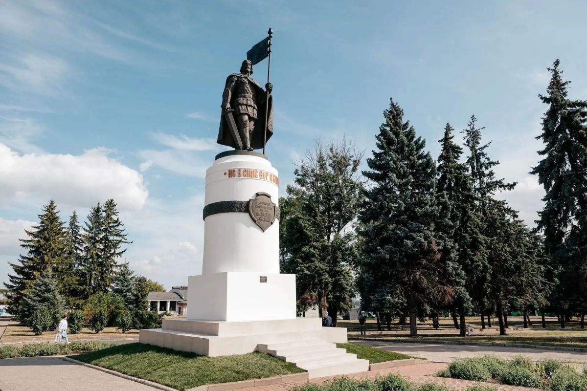 В Курске восстановили памятник Александру Невскому В Курске восстановили памятник Александру Невскому