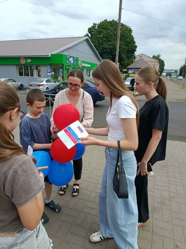 В преддверии Дня Государственного флага Российской Федерации обучающиеся отделения изобразительного искусства и декоративноприкладного творчества Фатежской детской школы искусств провели просветительскую акцию В преддверии Дня Государственного флага Российской Федерации обучающиеся отделения изобразительного искусства и декоративноприкладного творчества Фатежской детской школы искусств провели просветительскую акцию