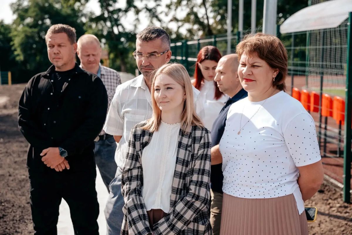 В канун нового учебного года губернатор Курской области Александр Хинштейн проинспектировал новые пришкольные стадионы, возведенные в рамках соглашения с ПАО «Газпром» В канун нового учебного года губернатор Курской области Александр Хинштейн проинспектировал новые пришкольные стадионы, возведенные в рамках соглашения с ПАО «Газпром»