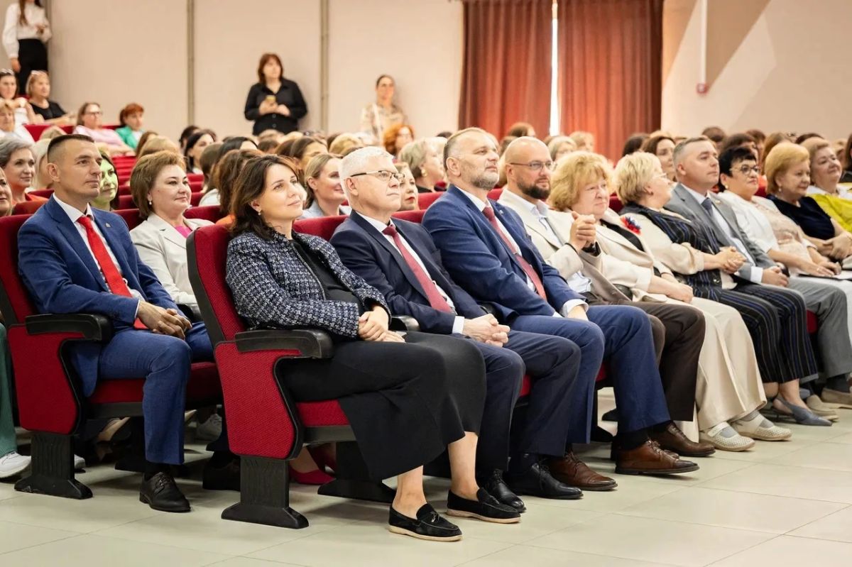 В школе №62 прошло августовское совещание педагогов Курска В школе №62 прошло августовское совещание педагогов Курска