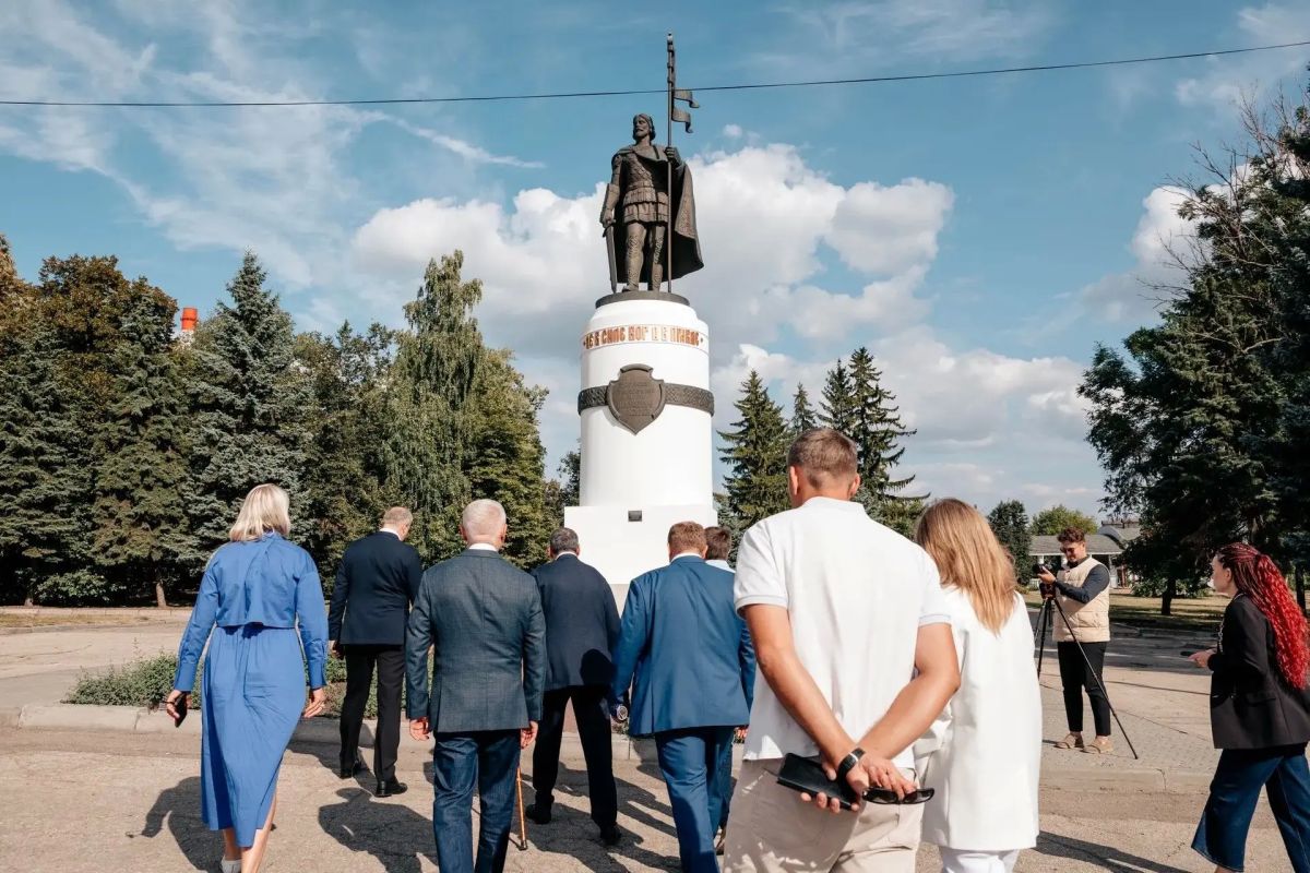 В Курске восстановили памятник Александру Невскому В Курске восстановили памятник Александру Невскому