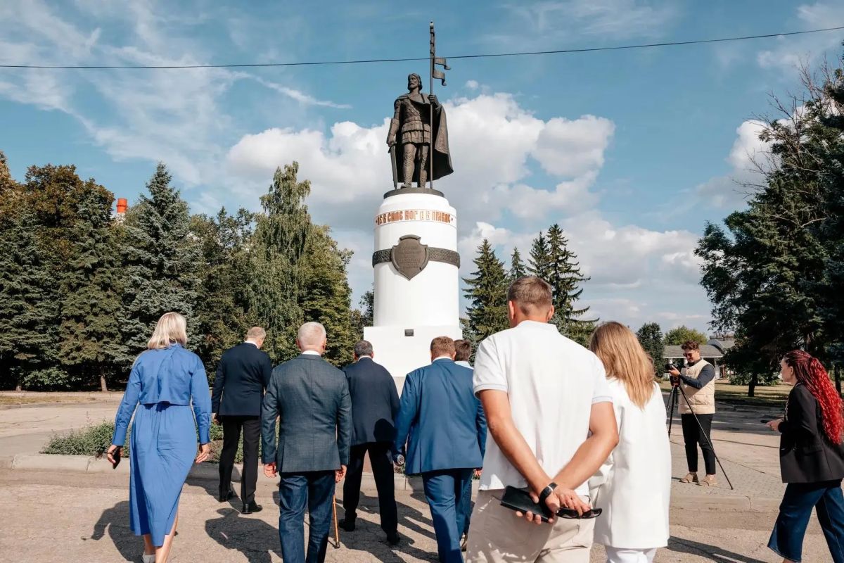 В Курске завершена реконструкция памятника Александру Невскому в Первомайском парке В Курске завершена реконструкция памятника Александру Невскому в Первомайском парке