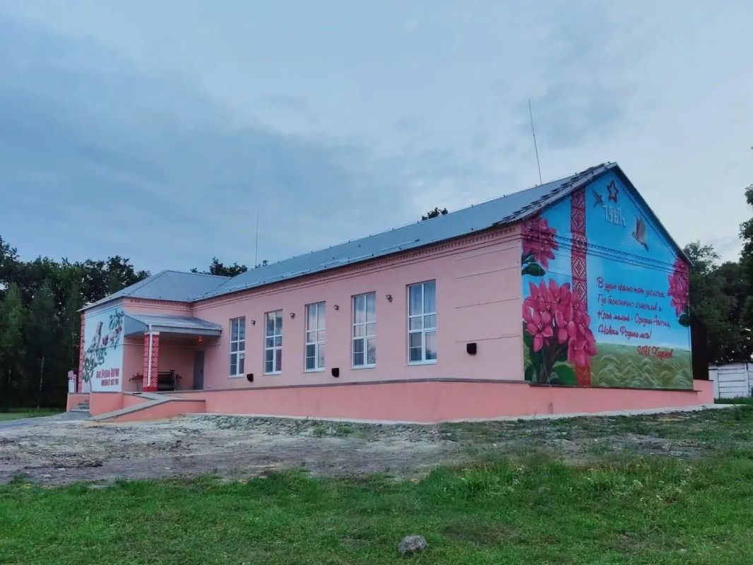 На Доме культуры в Горшеченском районе появился мурал со стихами местного учителя На Доме культуры в Горшеченском районе появился мурал со стихами местного учителя