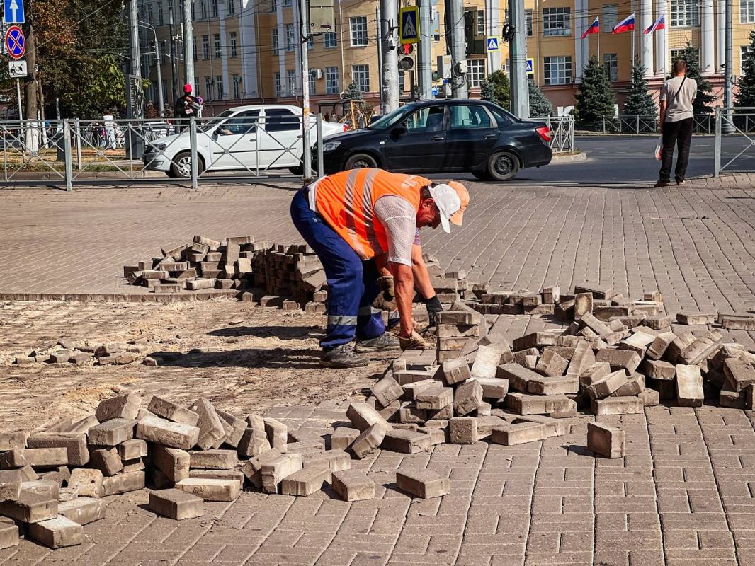 В Курске опять занялись ремонтом тротуара на улице Ленина В Курске опять занялись ремонтом тротуара на улице Ленина