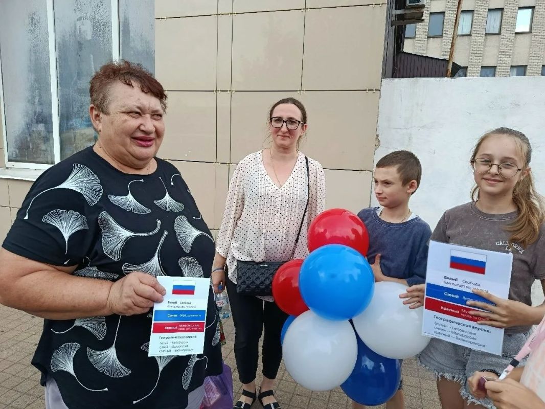 В преддверии Дня Государственного флага Российской Федерации обучающиеся отделения изобразительного искусства и декоративноприкладного творчества Фатежской детской школы искусств провели просветительскую акцию В преддверии Дня Государственного флага Российской Федерации обучающиеся отделения изобразительного искусства и декоративноприкладного творчества Фатежской детской школы искусств провели просветительскую акцию